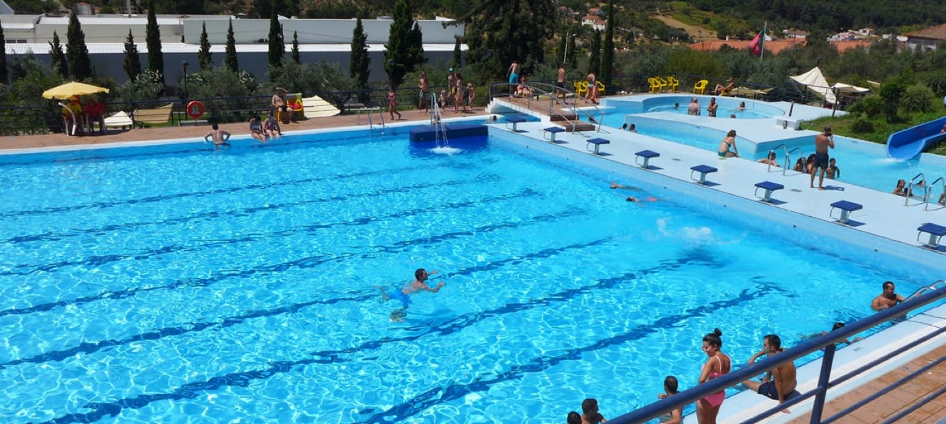 A piscina municipal descoberta de Castelo de Vide numa tarde de verão