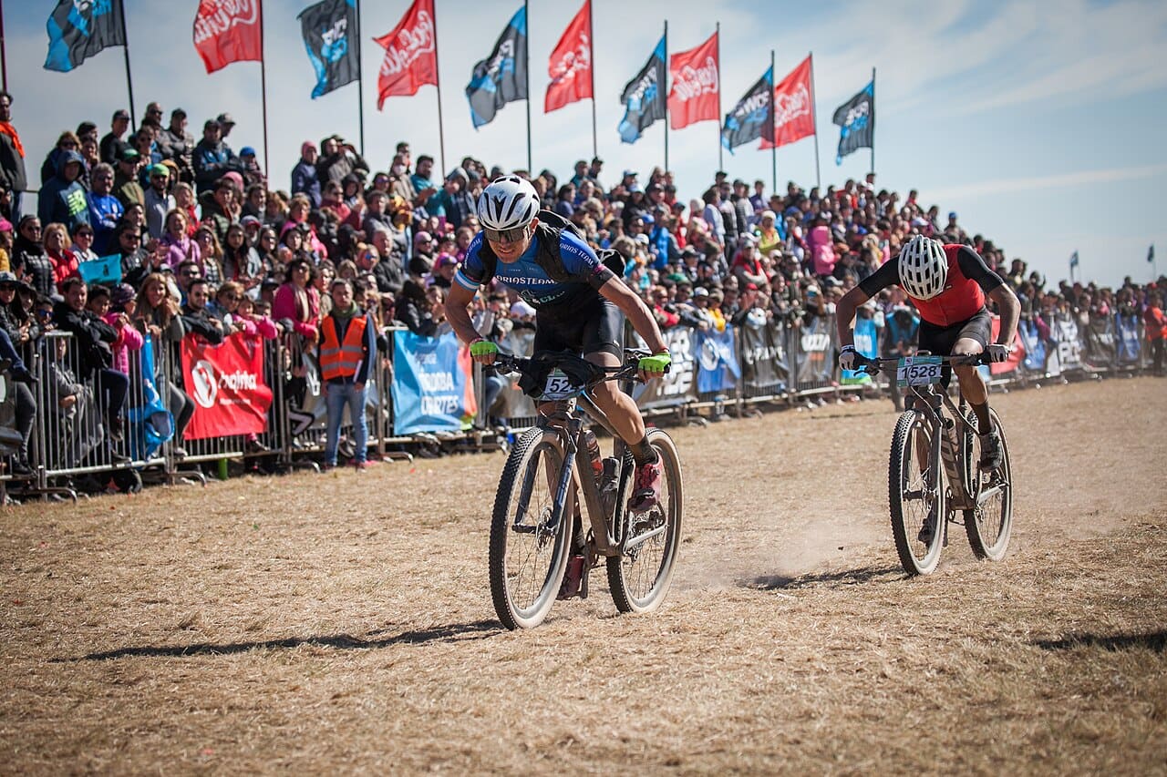 Dois atletas numa chegada de BTT, imagem ilustrativa do tipo de prova