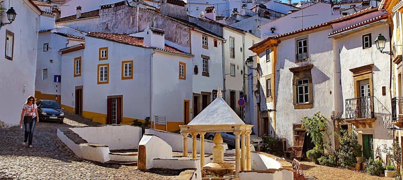 Weiße Häuser und der Brunnen Fonte da Vila im historischen Castelo de Vide
